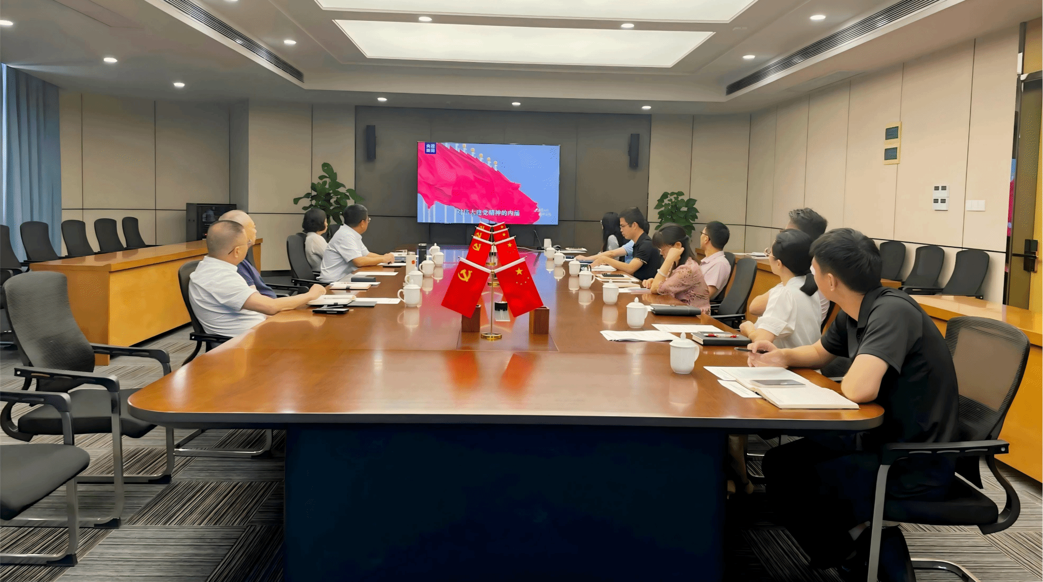 我校召开党委理论学习中心组(扩大)学习会